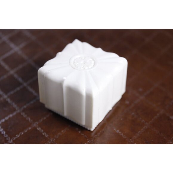 Vintage cream white ring box stylized lotus top, lift top plastic jewelry - Picture 7 of 10